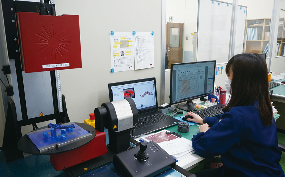 Scanning the molded product with a 3D scanner and superimposing it with a three-dimensional model to grasp measurement which can not be known by pinpointing.