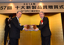 盾を受け取る代表取締役社長　金子 雄二 (右)