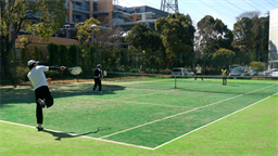 本社・技術研修センター内でのテニスクラブ練習風景