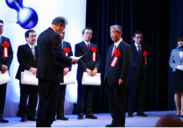 Executive Director Nobuo Maie (Sodick FT) receives an award）