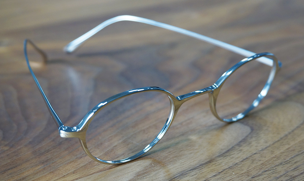 国内でのモノづくりにこだわり、シンプルかつ存在感のある眼鏡フレームを提案