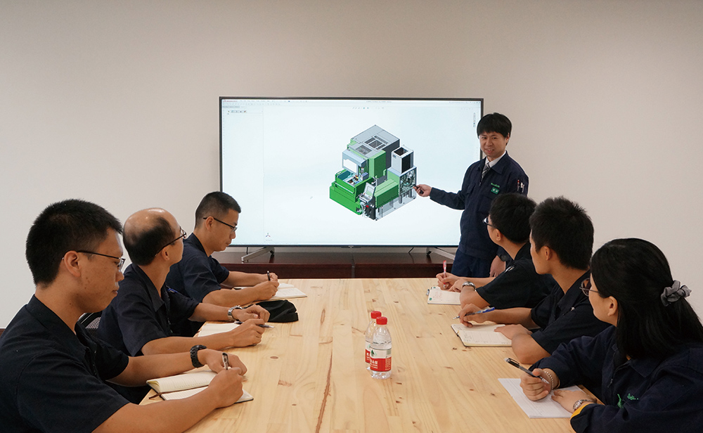 日本人技術者の説明に聞き入る中国人スタッフたち
