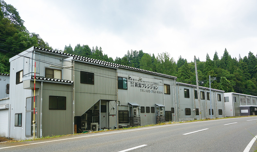 十日町市にある本社工場とメカトロニクスセンター。魚沼市には魚沼工場とテクニカルセンターを構える。