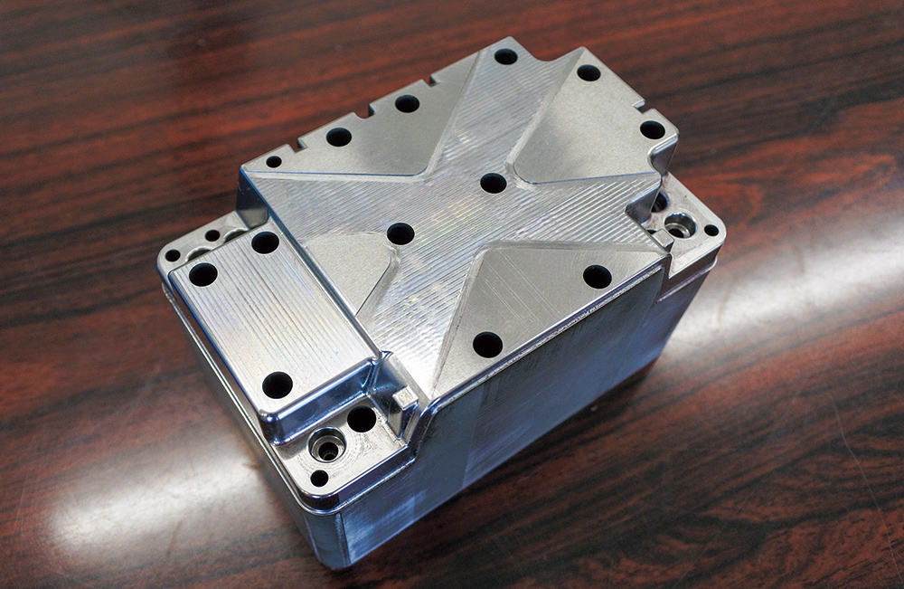 金属3Dプリンタによる、冷却配管を内包した金型（ECUケース）
