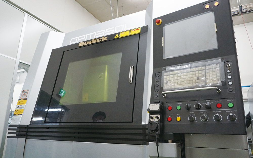 「OPM350L」は、レーザーによる金属粉末の溶融凝固とミーリングによる仕上げ加工が可能な高精度加工機