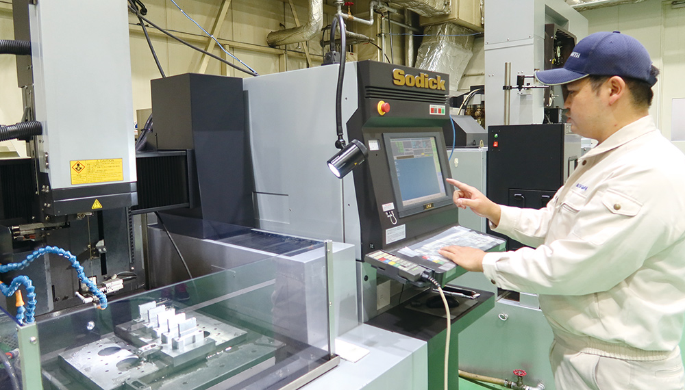 細穴放電加工機K3HSに用いるソディック製パイプ電極は真直性に優れていると評価。