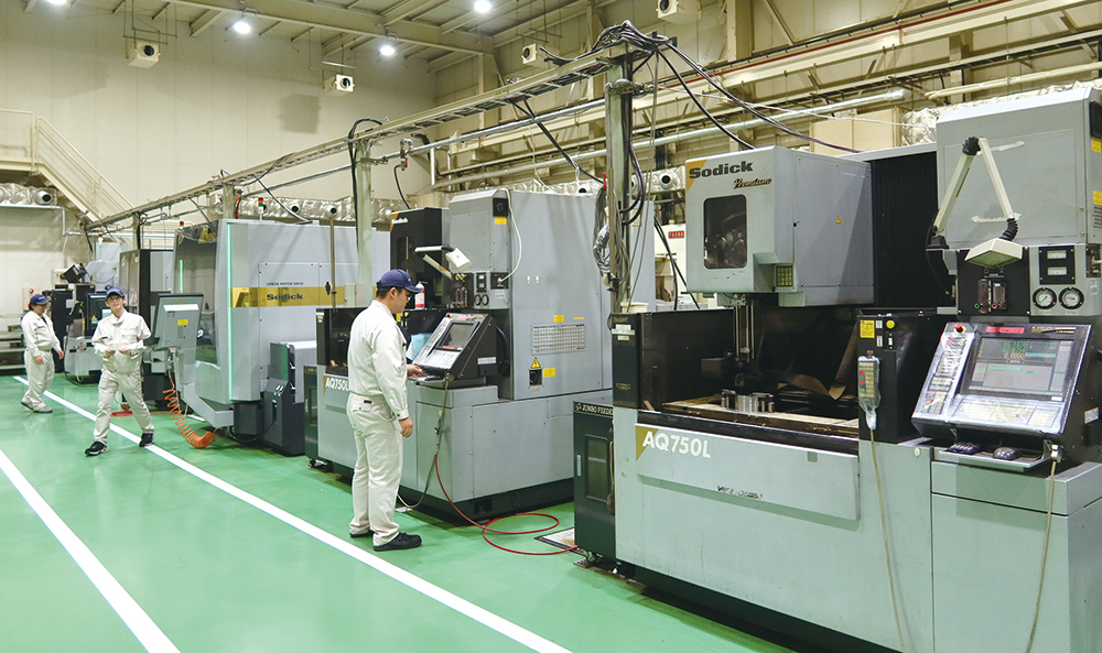 ソディック製放電加工機が並ぶ大津崎工場では若手社員が活躍。