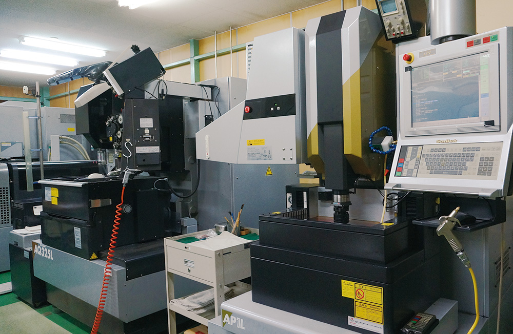 For the electric discharge machine, we chose Sodick products with an emphasis on precision.