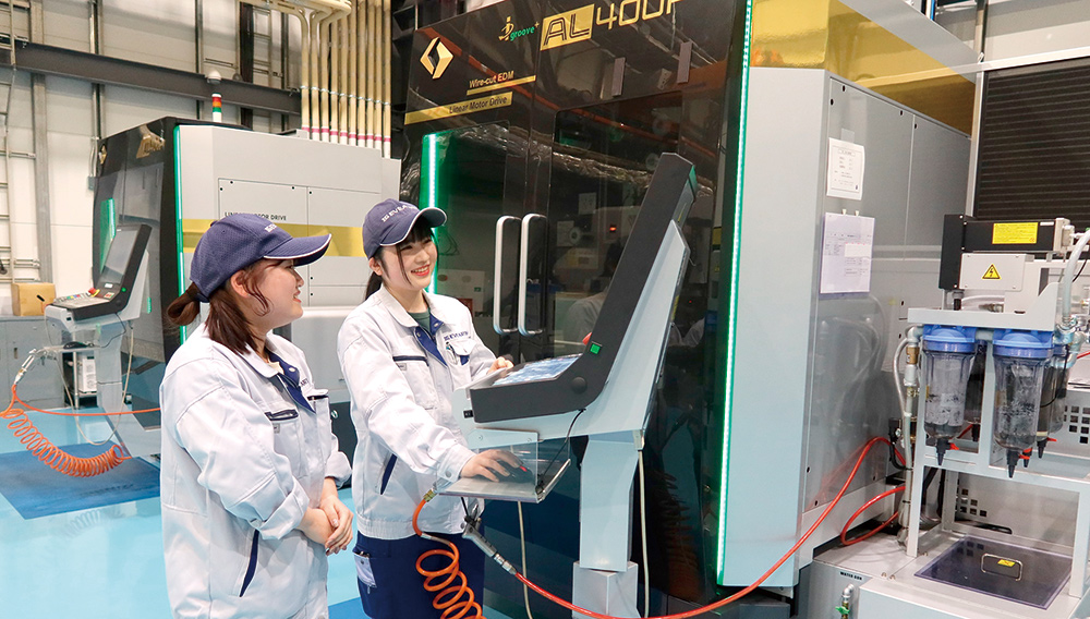 本社工場に３台並ぶAL400P。温度管理システムと高速自動結線装置の機能性の高さを実感。