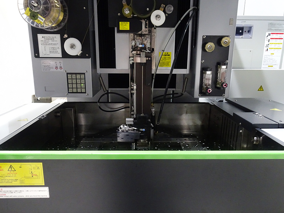 加工液で加工タンクが満たされ、放電加工中の機械