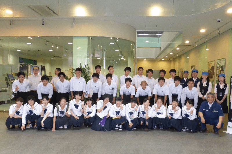 北陸⾼等学校の1年⽣のみなさまが社会⾒学で加賀事業所を訪問